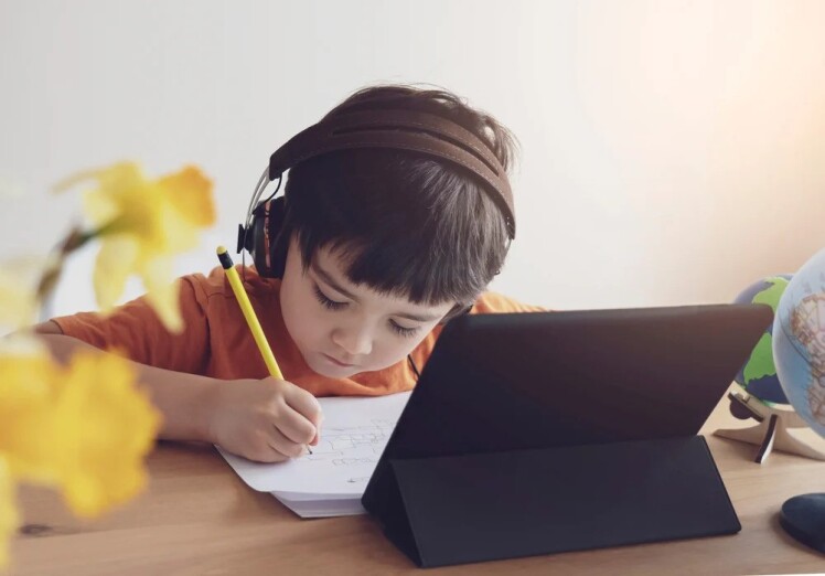 بهترین سن برای شروع یادگیری زبان دوم در کودکان؛ چرا باید از ۵ سالگی شروع کنیم؟